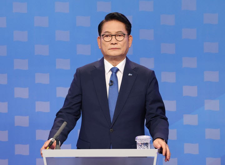 더불어민주당 송영길 당 대표 후보가 12일 서울 양천구 SBS 목동 스튜디오에서 열린 TV 토론회 시작을 기다리며 토론을 준비하고 있다. (사진=국회사진기자단)