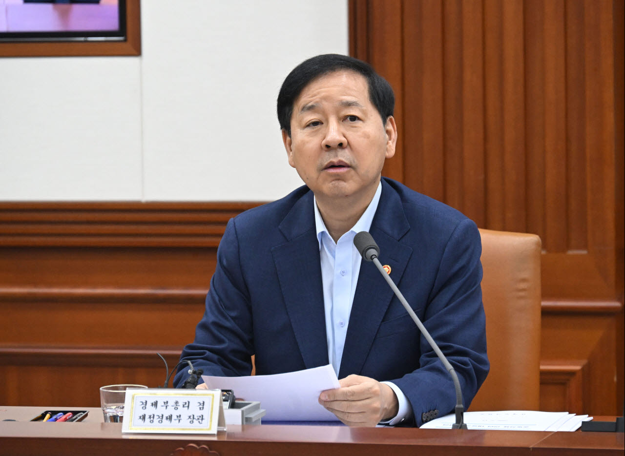 구윤철 부총리 겸 재정경제부 장관이 13일 서울 종로구 정부서울청사에서 열린 ‘비상경제본부 회의 겸 경제관계장관회의 겸 민생물가 특별관리 관계장관 TF’를 주재하며 모두발언을 하고 있다. (사진=재정경제부)