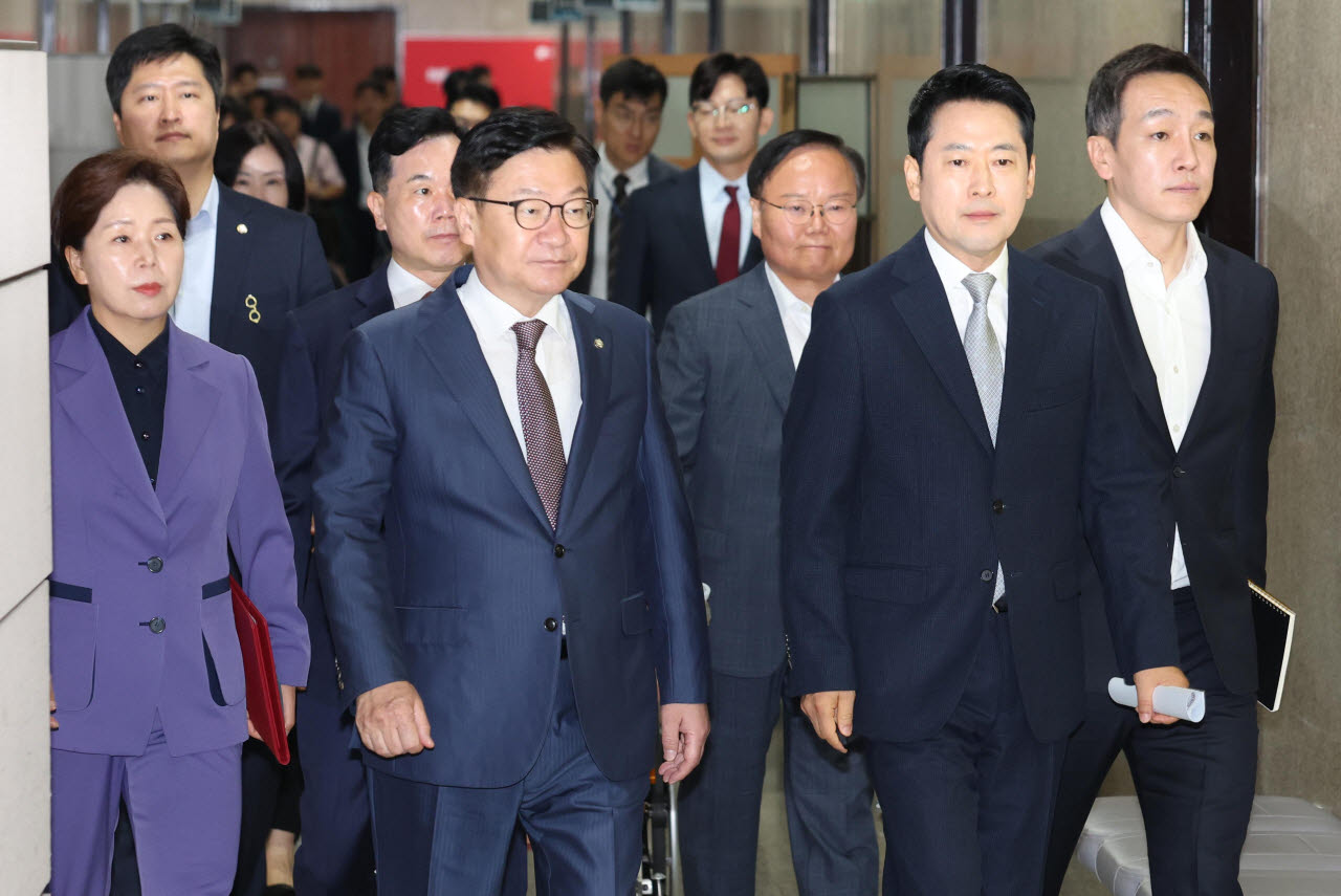[이데일리 노진환 기자] 장동혁 국민의힘 대표와 정점식 원내대표 및 최고위원들이 13일 서울 여의도 국회에서 열린 최고위원회의에 참석하고 있다.