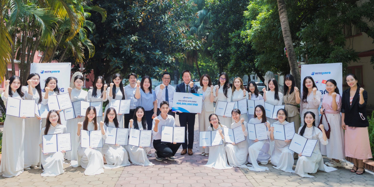 베트남 현지 대학생 장학금 수여식에서 장인섭 하이트진로 대표(가운데)와 장학생들, 관계자들이 기념촬영을 하고 있다. (사진=하이트진로)