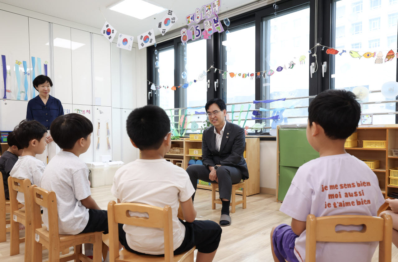 김민재 행정안전부 차관이 13일 오전 서울 종로구 정부서울청사 푸른빛어린이집에서 어린이들에게 국가상징 기념품을 나눠주며 제81주년 광복절 태극기 달기 운동을 홍보하고 있다.(사진=행안부)
