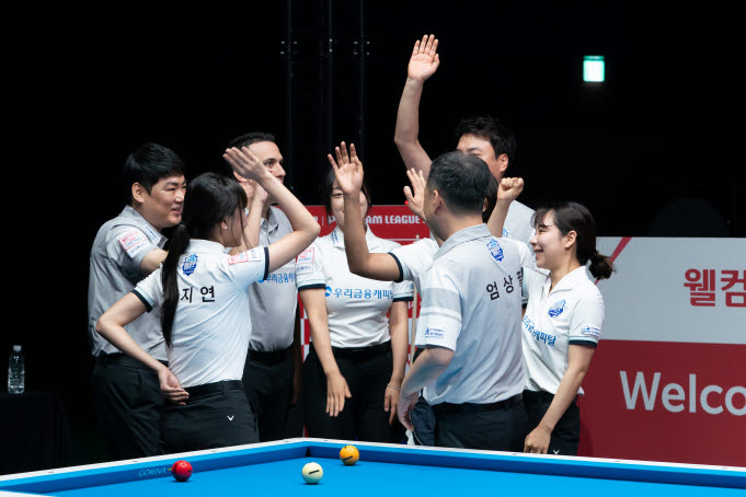우리금융캐피탈 선수들이 승리 후 하이파이브를 나누며 기뻐하고 있다. 사진=PBA