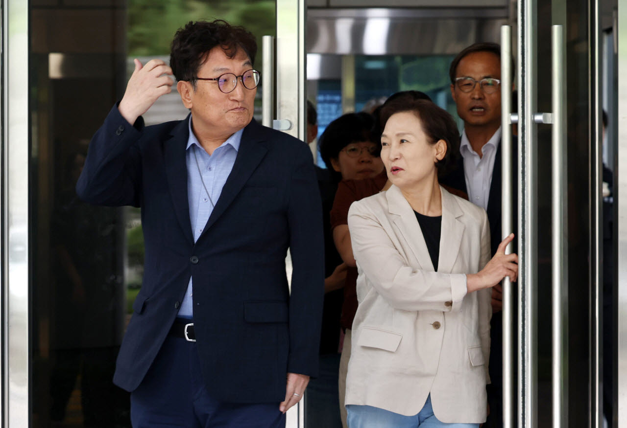노영민 전 대통령 비서실장과 김현미 전 국토교통부 장관이 13일 오전 서울 서초구 서울중앙지법에서 열린 '채용청탁·외압 혐의' 1심에서 무죄를 선고받고 법원을 나서고 있다. (사진 = 뉴시스)