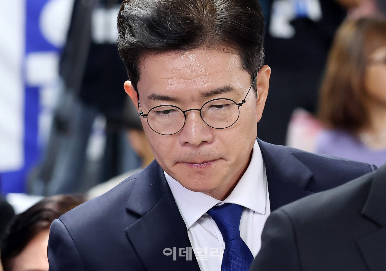 정원오 더불어민주당 서울시장 후보가 지난 6월4일 오전 서울 중구 선거 사무소에서 선거 결과에 승복하는 입장을 발표하기 위해 개표상황실로 입장하고 있다. (사진= 방인권 기자)