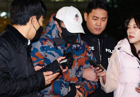 압수수색을 받던 중 도주했던 도이치모터스 주가조작 사건과 관련해 제3의 주포로 지목된 이모 씨가 지난해 11월 20일 서울 종로구 김건희 특검팀(특별검사 민중기)사무실로 압송되고 있다.(사진=뉴시스)