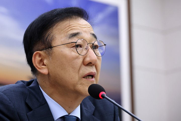 김윤덕 국토교통부 장관이 지난 11일 국회에서 열린 국토교통위원회 전체회의에서 의원 질의에 답하고 있다.(사진=연합뉴스)