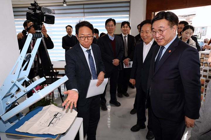 윤호중 행정안전부 장관이 지난 3월 경북 안동시 소재 우수 마을기업 현장을 방문해 마을공방 운영 현장을 둘러보고 있다. (사진=행안부)