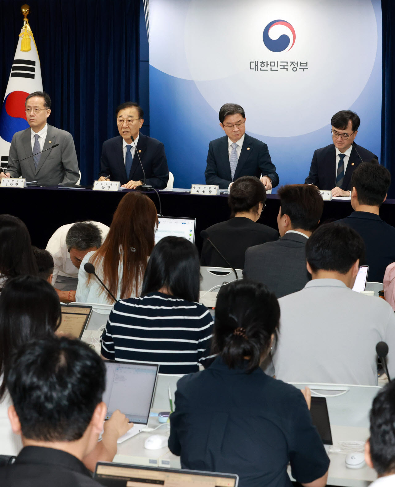 [이데일리 방인권 기자] 김윤덕 국토교통부 장관이 13일 서울 종로구 정부서울청사에서 열린 전월세 및 매매시장 안정을 위한 주택 신속공급 방안 및 부동산 시장 안정을 위한 금융 종합대책에서 발표를 하고 있다.사진 왼쪽부터 이형일 재정경제부 1차관, 김윤덕 국토부 장관, 이억원 금융위원장, 임기근 국무조정실장.