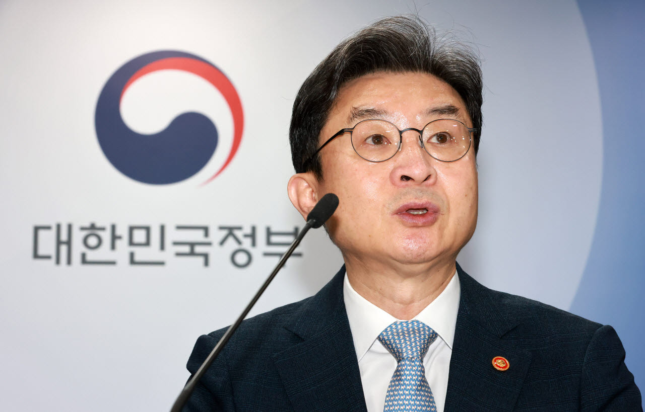 [이데일리 방인권 기자] 이억원 금융위원장이 13일 서울 종로구 정부서울청사에서 열린 전월세 및 매매시장 안정을 위한 주택 신속공급 방안 및 부동산 시장 안정을 위한 금융 종합대책에서 발표를 하고 있다.