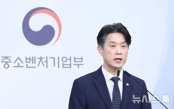 중소벤처기업부 장관 직무대행인 노용석 1차관이 지난달 31일 서울 종로구 정부서울청사 별관에서 '모두의 창업' 프로젝트 정보유출 결과 및 향후 계획을 발표하고 있다. (사진=뉴시스)