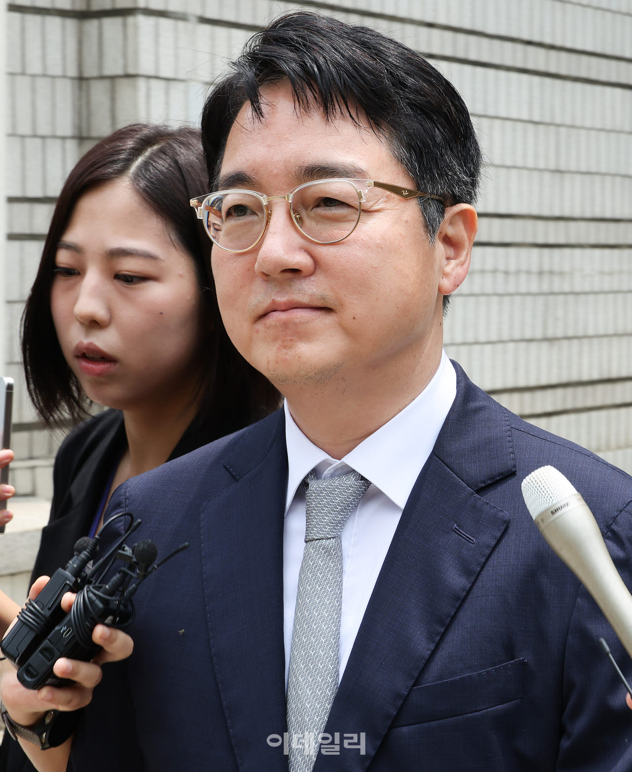 심우정 전 검찰총장이 지난달 17일 서울 서초동 중앙지법에서 구속 전 피의자심문을 마치고 법원을 나서고 있다.