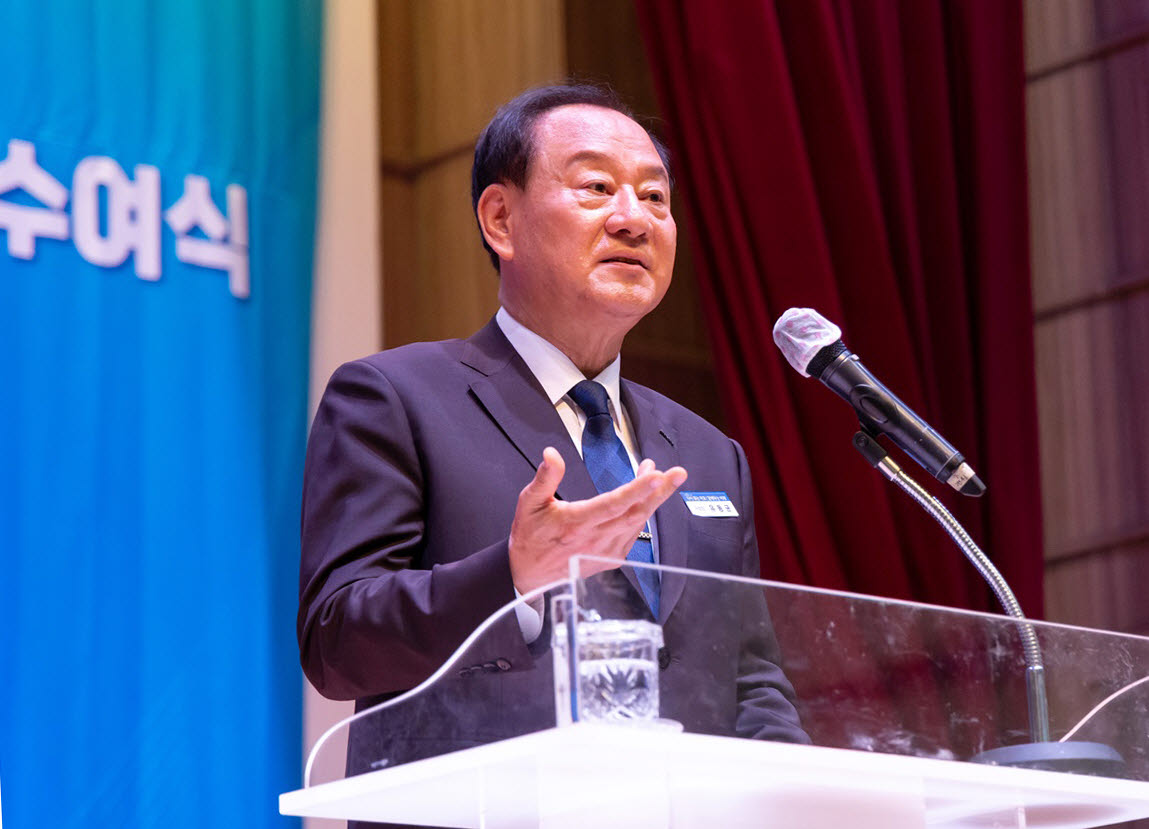 유동균 마포구청장이 ‘2026년 마포구 자랑스러운 청소년 및 청소년정책유공자 표창 수여식’에 참석해 축하 인사와 함께 청소년들을 격려하고 있다. (사진=마포구)