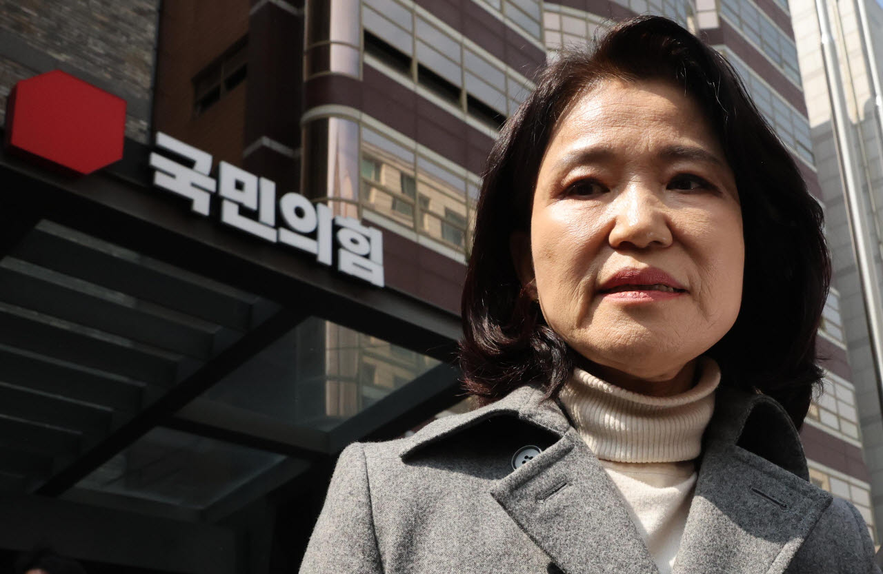[이데일리 노진환 기자] 대구시장 경선에서 컷오프된 이진숙 전 방송통신위원장이 24일 서울 영등포구 여의도동 국민의힘 중앙당사에서 기자회견을 마친 후 당사를 나서고 있다.