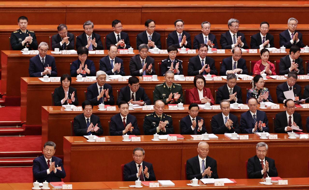 지난 3월 12일 중국 베이징 인민대회당에서 열린 전국인민대표대회 폐막식에서 (앞줄 왼쪽부터) 시진핑 국가주석과 리창 총리, 차이치 공산당 중앙서기처 서기, 리시 중앙기율검사위원회 서기가 박수치고 있다. (사진=AFP)