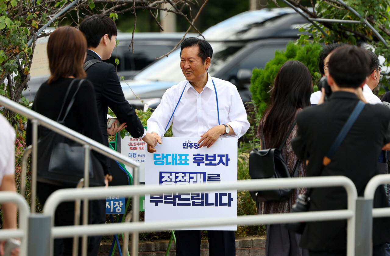 정청래 더불어민주당 대표 후보가 13일 서울 마포구 디지털미디어시티역 인근에서 출근길 인사를 하고 있다. (사진=뉴시스)