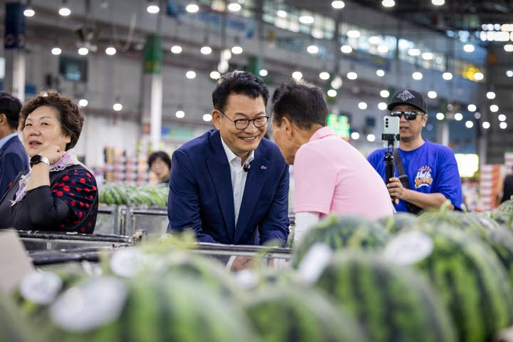 더불어민주당 송영길 당 대표 후보가 7일 전남광주 서구 서부농수산물도매시장을 방문해 상인과 인사하고 있다. (사진=송영길 후보 캠프)