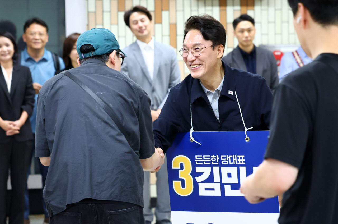 김민석 더불어민주당 당대표 후보가 13일 서울 은평구 연신내역에서 출근 인사를 하고 있다. (사진=뉴시스)