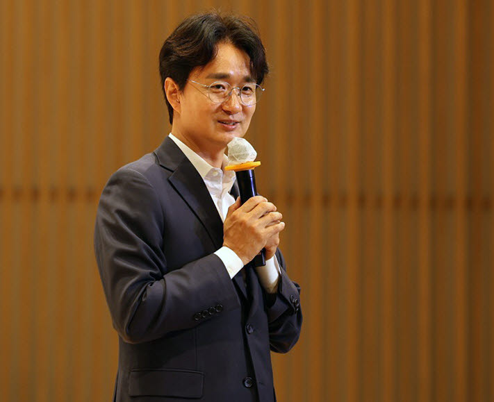 서준오 노원구청장이 노원구민의 전당에서 진행된 스쿨존 교통지원봉사단 안전·직무교육에 참석해 어르신들께 격려의 인사말을 하고 있다. (사진=노원구)