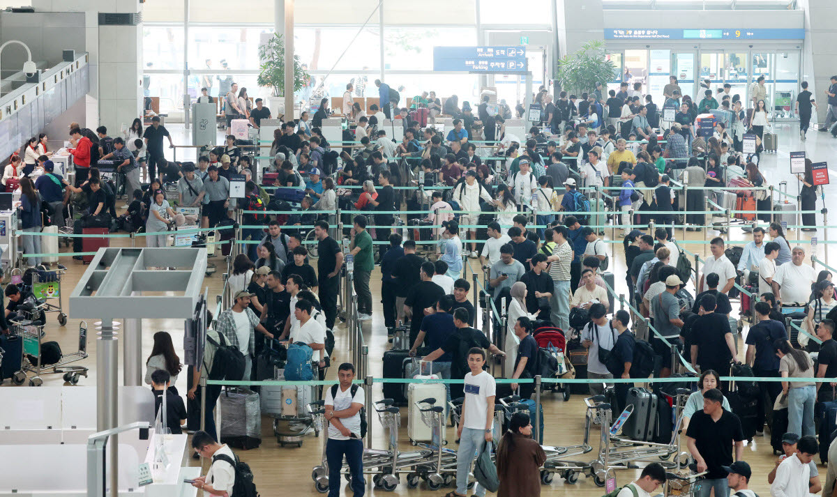 북적이는 인천공항(사진=공항사진기자단/연합뉴스)