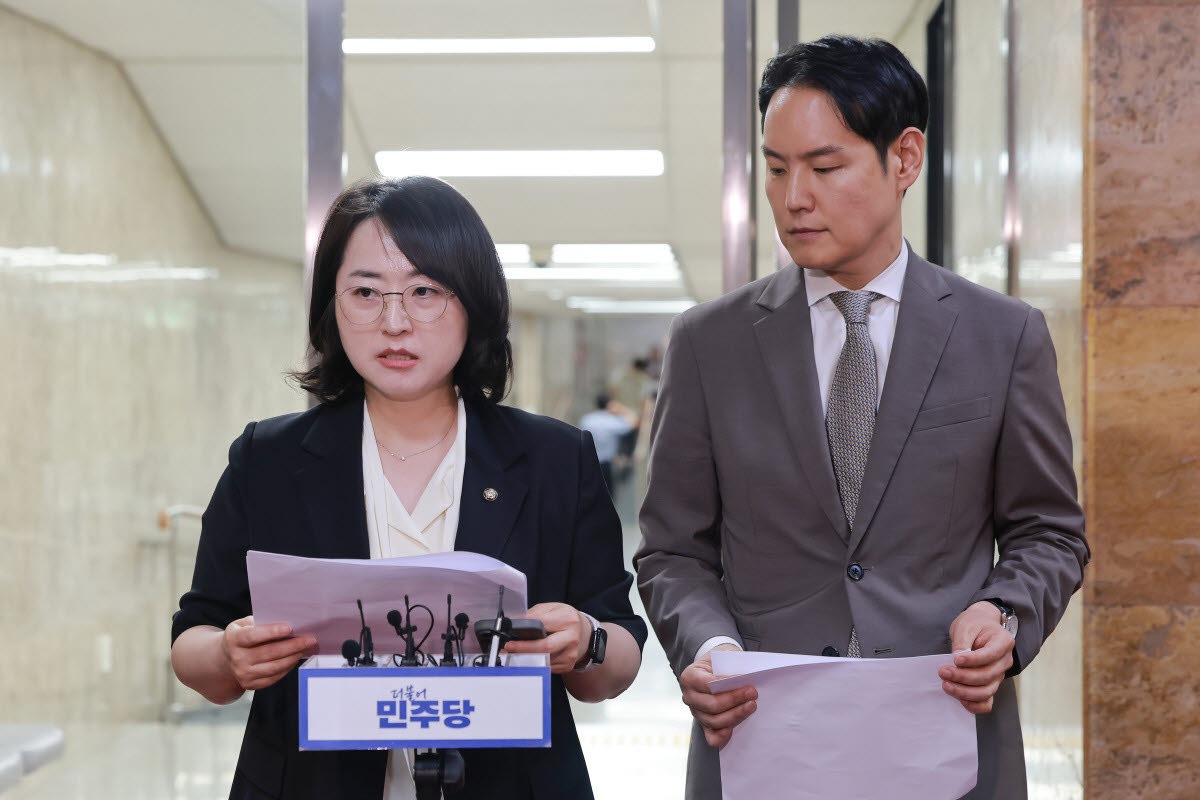 이주희 더불어민주당 원내대변인(왼쪽). (사진=연합뉴스)
