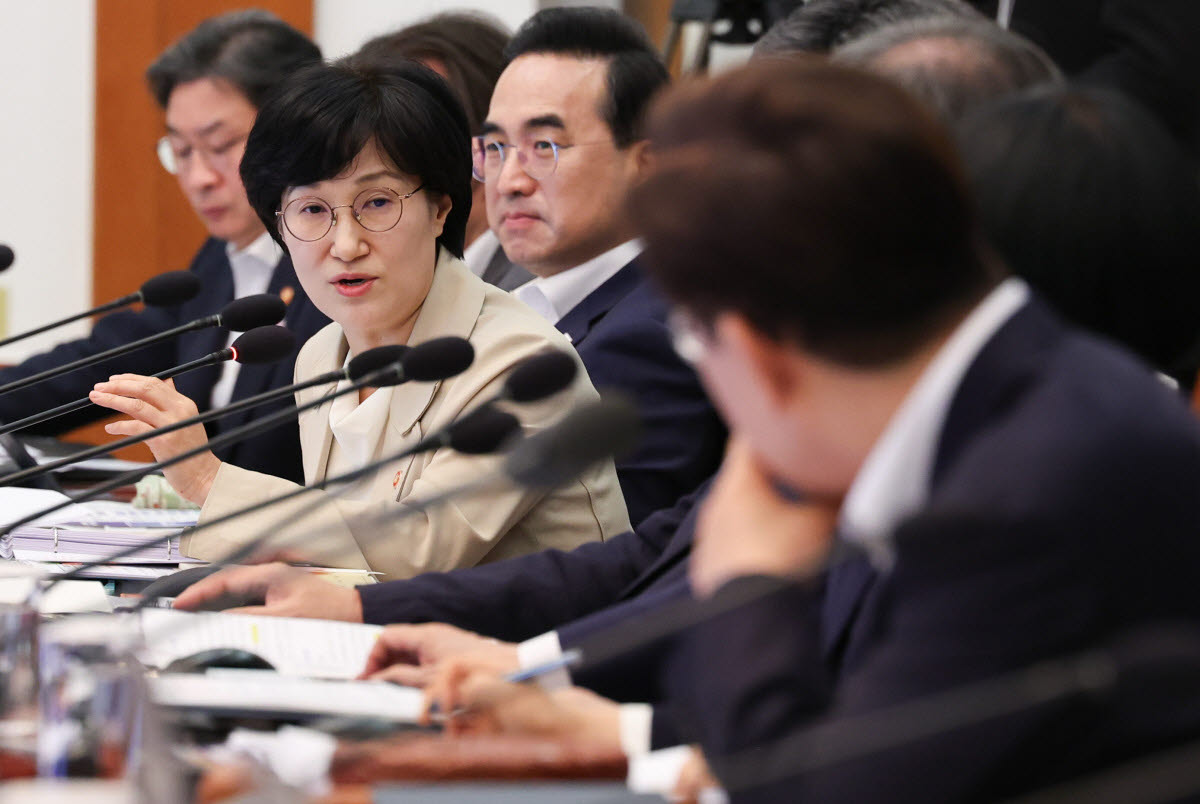 원민경 성평등가족부 장관이 14일 청와대에서 이재명 대통령 주재로 열린 국무회의에서 형사미성년자(촉법소년) 연령 기준 공론화 결과를 보고 하고 있다. (사진=연합뉴스)