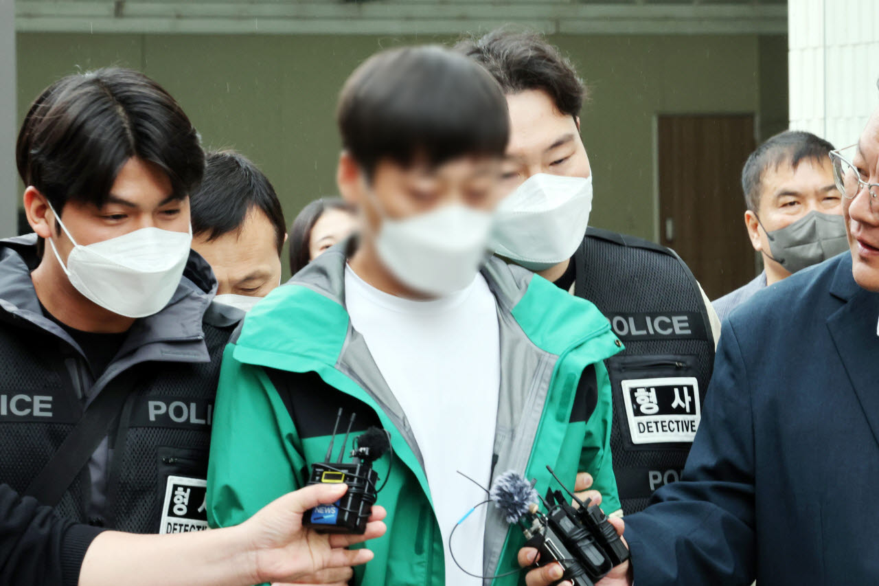 페인트 제거 작업을 하며 화기를 사용해 냉동창고에 불을 낸 혐의(업무상실화)를 받는 중국 국적 불법체류자 A(30대) 씨가 지난 4월 14일 오후 전남 해남군 광주지방법원 해남지원에서 열린 구속 전 피의자 심문(영장실질심사)을 마친 뒤 법정 밖으로 나오고 있다. (사진=연합뉴스)