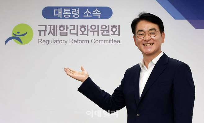 대통령 직속 규제합리화위원회 박용진 부위원장이 이데일리와 만나 서울 태평로 사무실에서 포즈를 취하고 있다. (사진=방인권 기자)