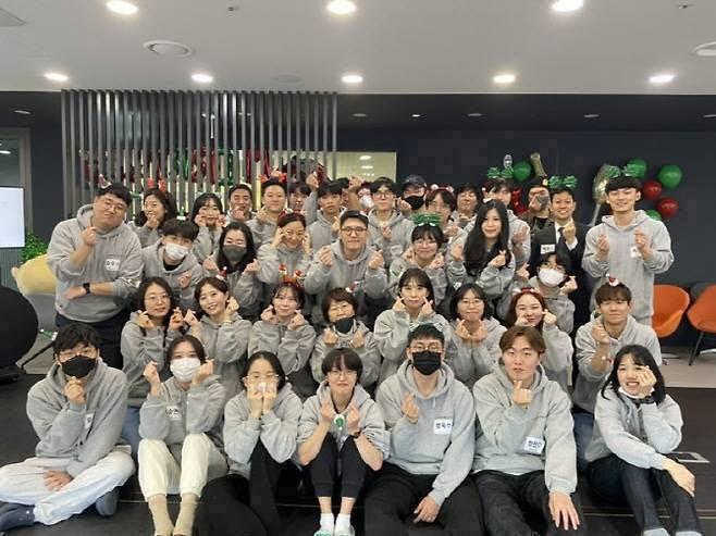 충청권에서 유일한 블록체인 핀테크 기업인 루센트블록의 직원들이 포즈를 취하고 있다. 허세영 대표는 이데일리 인터뷰에서