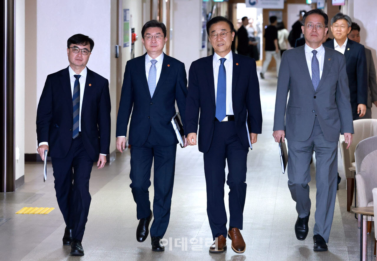 김윤덕 국토교통부 장관(왼쪽 세번째)과 이억원 금융위원장(왼쪽 두번째), 임기근 국무조정실장(왼쪽), 이형일 재정경제부 1차관이 13일 서울 종로구 정부서울청사에서 열린 전월세 및 매매시장 안정을 위한 주택 신속공급 방안 및 부동산 시장 안정을 위한 금융 종합대책에 입장하고 있다. (사진=방인권 기자)
