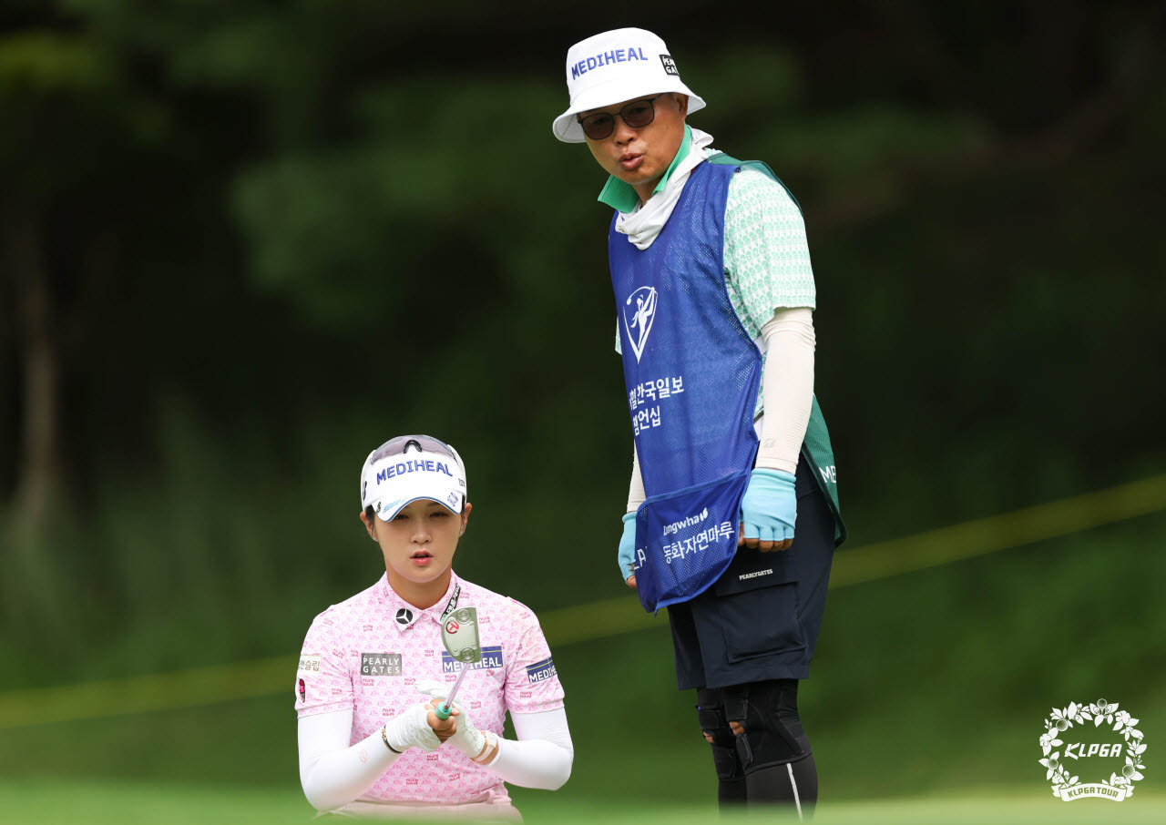박현경과 캐디가 함께 그린의 경사를 살피고 있다. (사진=KLPGA)