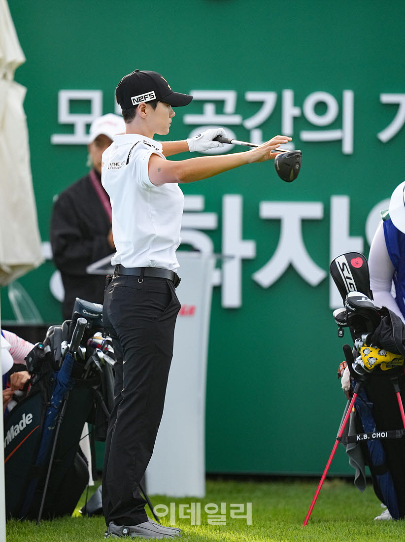 '메디힐 한국일보 챔피언십' 1라운드 10번홀에서 박성현이 경기를 치르고 있다.