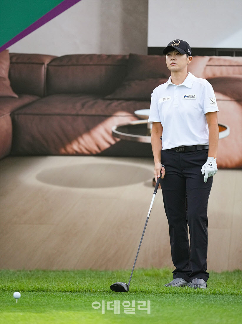 '메디힐 한국일보 챔피언십' 1라운드 10번홀에서 박성현이 경기를 치르고 있다.