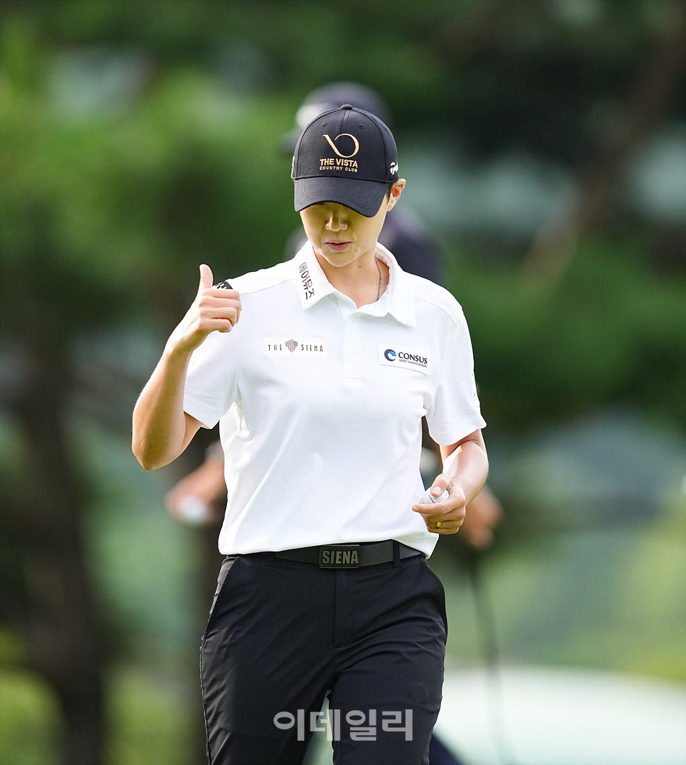 '메디힐 한국일보 챔피언십' 1라운드 10번홀에서 박성현이 경기를 치르고 있다.