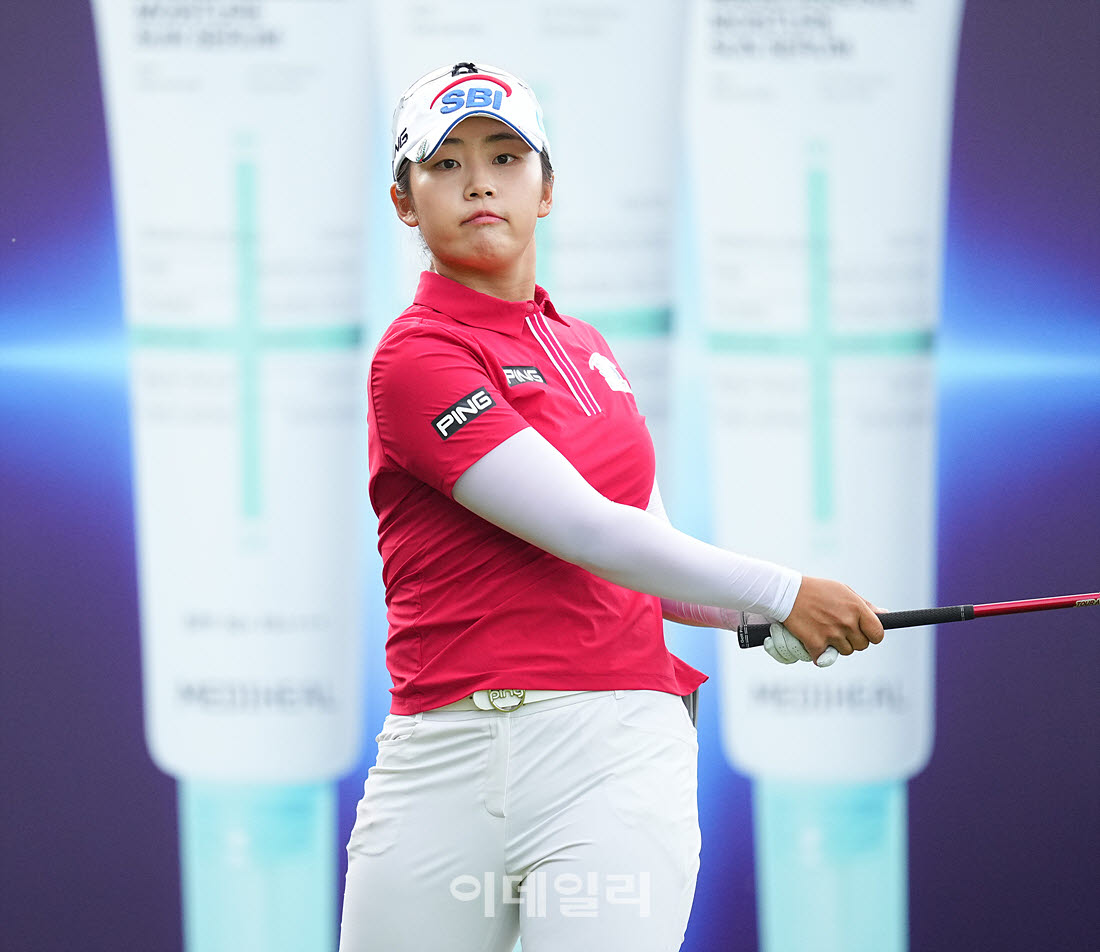 13일 경기도 포천시에 위치한 몽베르CC(파72.예선 6,713yds, 본선 6,713 yds)에서 '메디힐 한국일보 챔피언십' 1라운드 1번홀에서 김지윤(SBI저축은행)이 티샷을 하고 있다.
