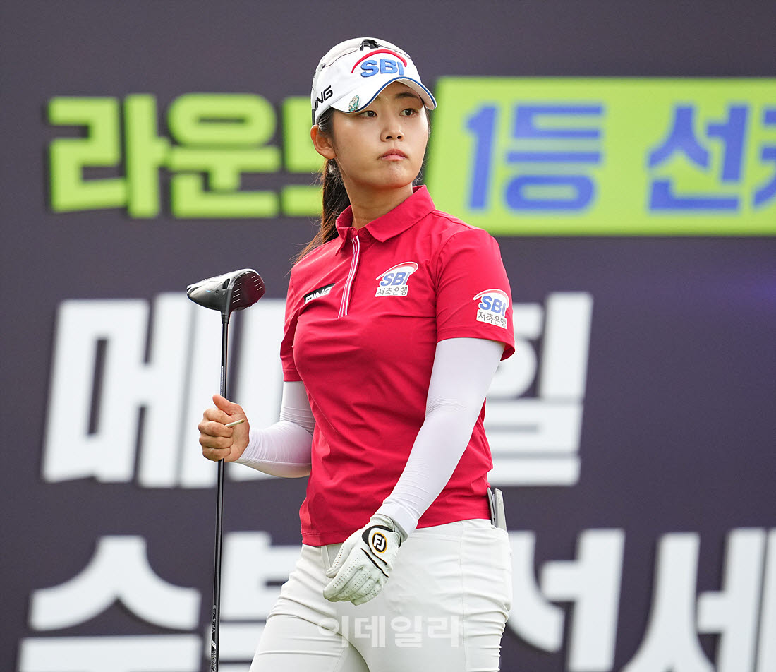 13일 경기도 포천시에 위치한 몽베르CC(파72.예선 6,713yds, 본선 6,713 yds)에서 '메디힐 한국일보 챔피언십' 1라운드 1번홀에서 김지윤(SBI저축은행)이 티샷을 하고 있다.