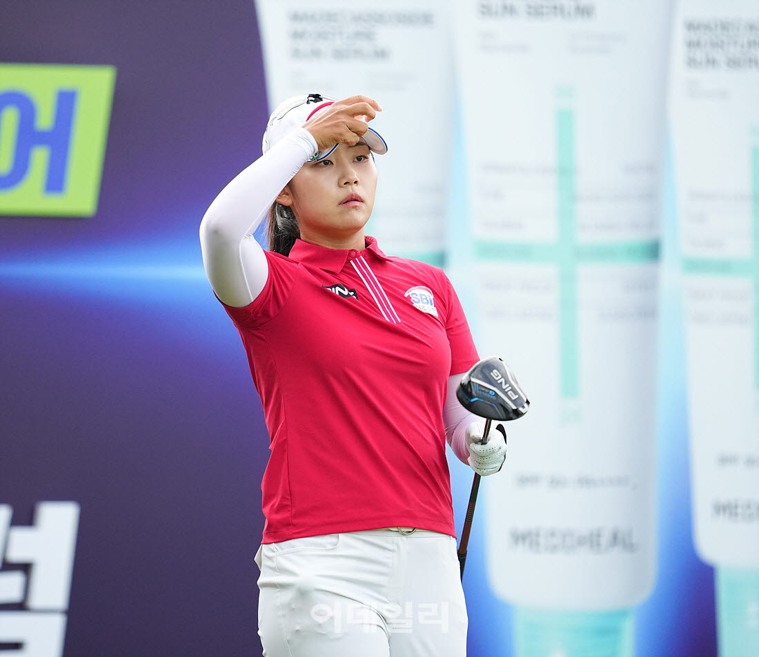 13일 경기도 포천시에 위치한 몽베르CC(파72.예선 6,713yds, 본선 6,713 yds)에서 '메디힐 한국일보 챔피언십' 1라운드 1번홀에서 김지윤(SBI저축은행)이 티샷을 하고 있다.