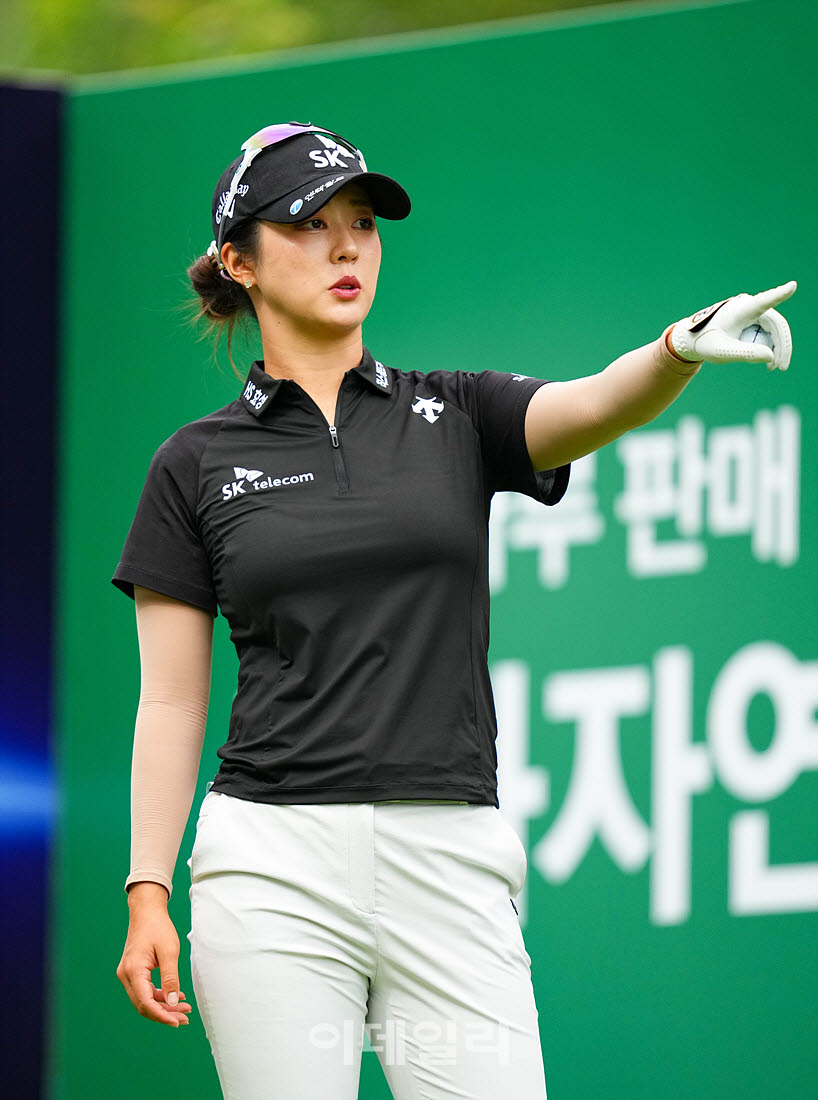 '메디힐 한국일보 챔피언십' 1라운드 18번홀에서 김재희(SK텔레콤)가 경기를 치르고 있다.