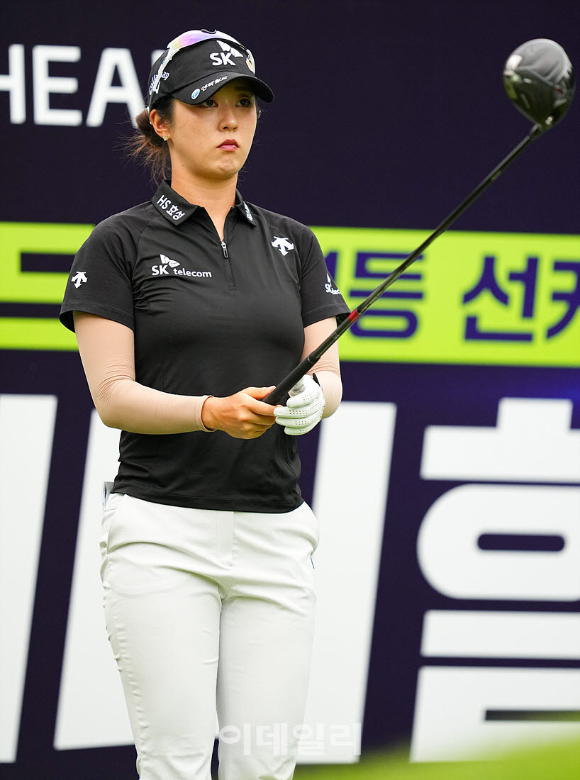 '메디힐 한국일보 챔피언십' 1라운드 18번홀에서 김재희(SK텔레콤)가 경기를 치르고 있다.