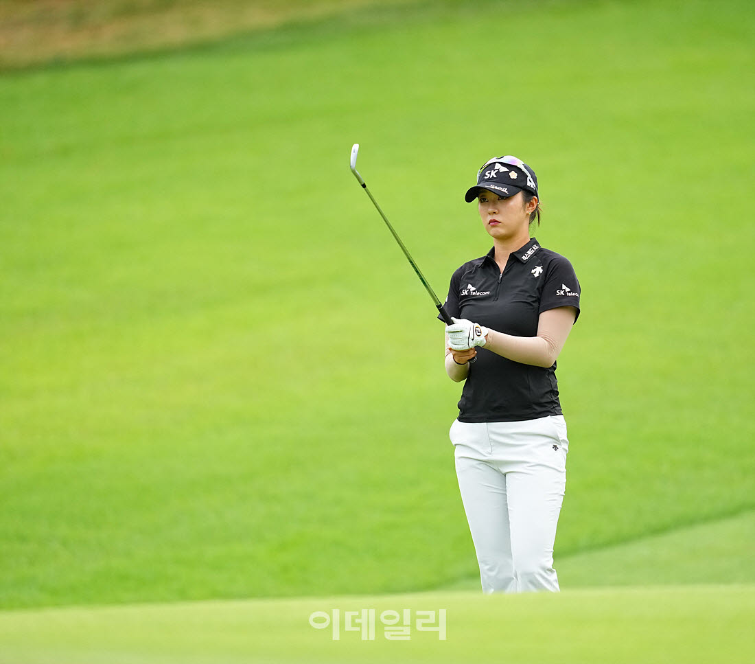 '메디힐 한국일보 챔피언십' 1라운드 18번홀에서 김재희(SK텔레콤)가 경기를 치르고 있다.