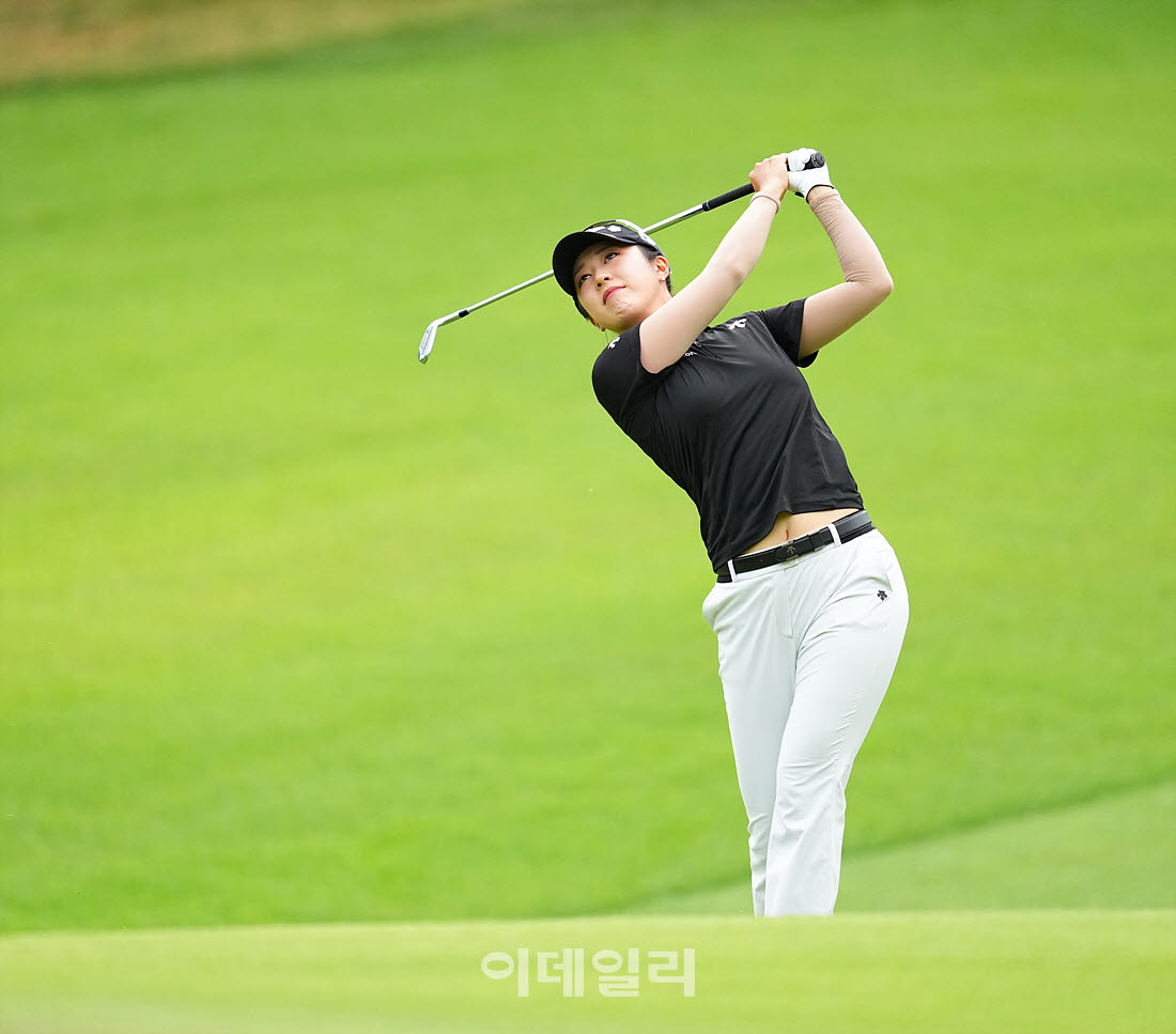 '메디힐 한국일보 챔피언십' 1라운드 18번홀에서 김재희(SK텔레콤)가 경기를 치르고 있다.