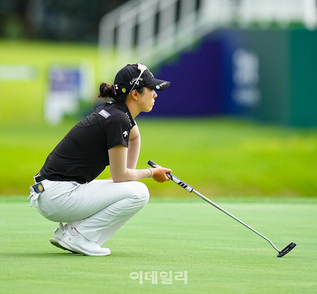 '메디힐 한국일보 챔피언십' 1라운드 18번홀에서 김재희(SK텔레콤)가 경기를 치르고 있다.