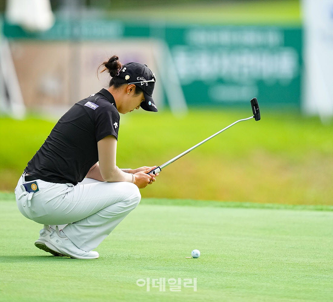 '메디힐 한국일보 챔피언십' 1라운드 18번홀에서 김재희(SK텔레콤)가 경기를 치르고 있다.