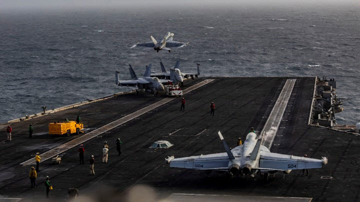 미 해군 제151 타격전투비행대대(VFA-151) 소속 F/A-18E 슈퍼호넷 전투기가 지난 7월 31일(현지시간0 이란과의 무력 충돌이 이어지는 가운데 니미츠급 항공모함 USS 에이브러햄 링컨의 비행갑판에서 이륙하고 있다. (사진=로이터)