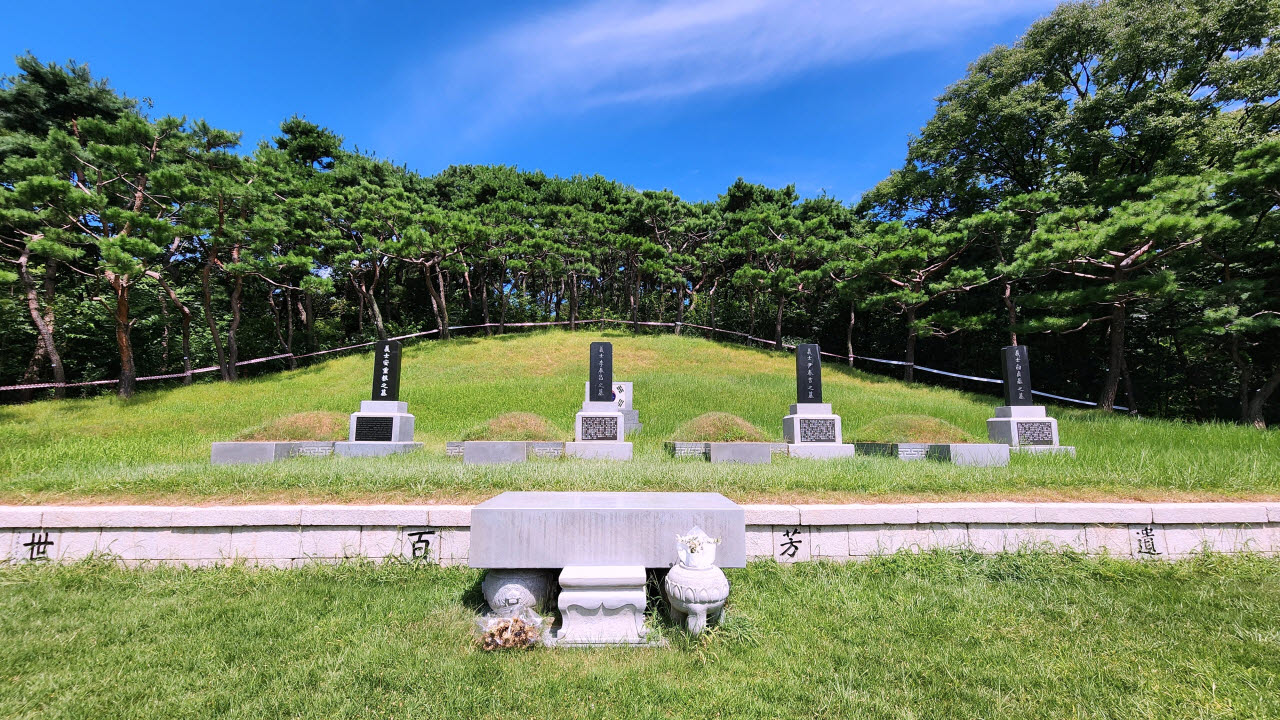 효창공원 삼의사 묘역. 이봉창·윤봉길·백정기 의사의 묘와 유해를 찾지 못한 안중근 의사의 가묘가 나란히 조성돼 있다.
