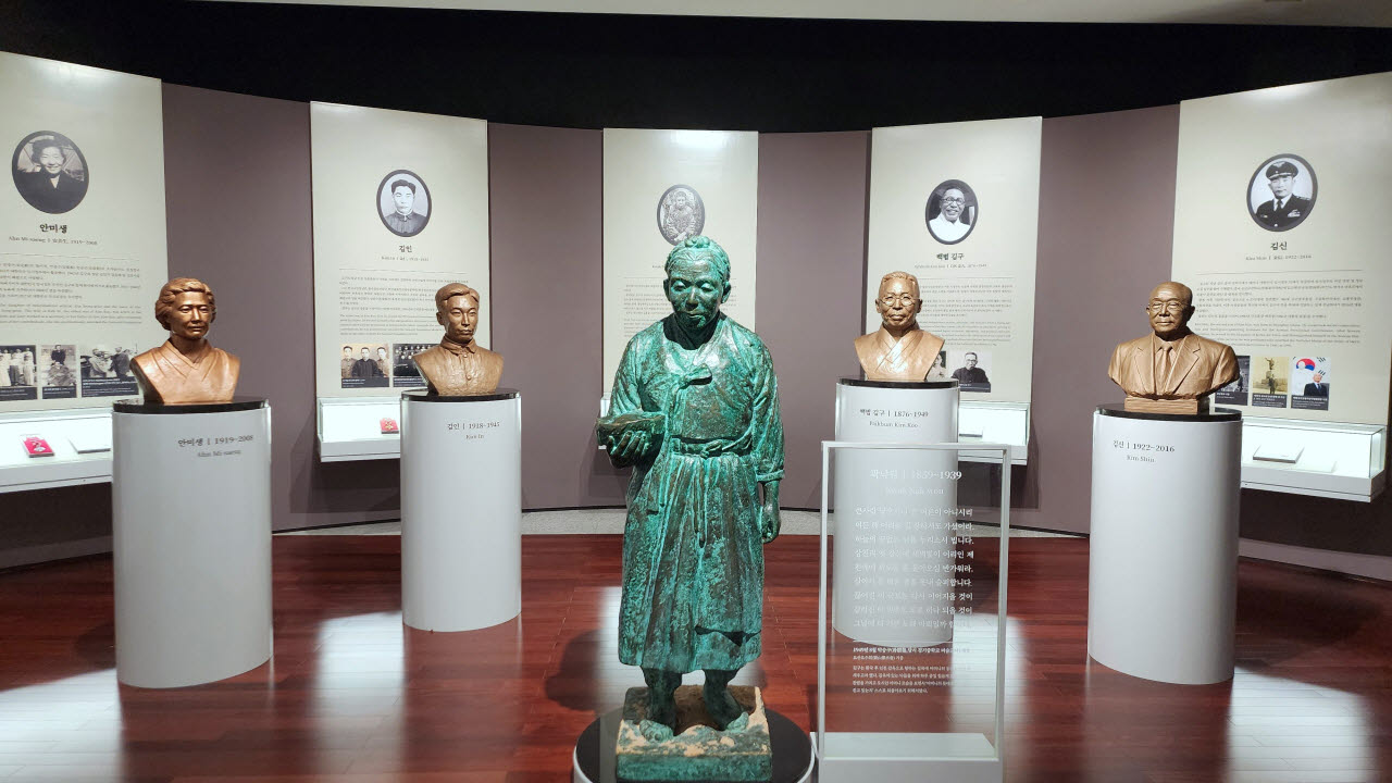 백범김구기념관 전시실에 마련된 김구 가족 관련 전시. 중앙의 곽낙원 여사 조형물을 비롯해 김구와 가족들의 흉상과 자료가 전시돼 있다.