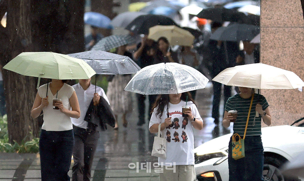 본격적인 장마가 시작된 지난달 9일 서울 청계천 인근에서 우산을 쓴 시민들이 발걸음을 서두르고 있다.(사진=방인권 기자)