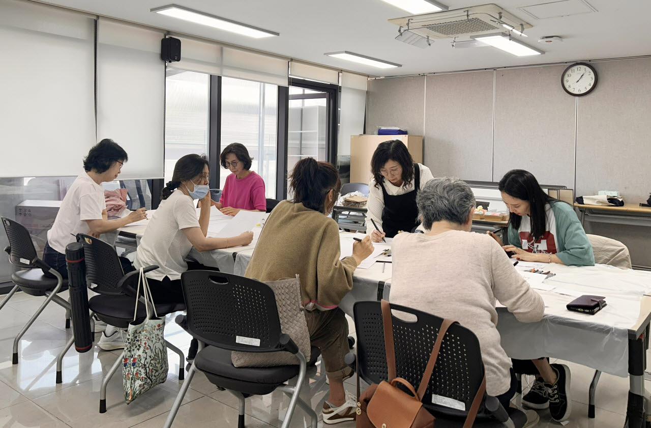 서교동 동네배움터에서 캘리그라피 수업을 듣고 있는 주민들. (사진=마포구)