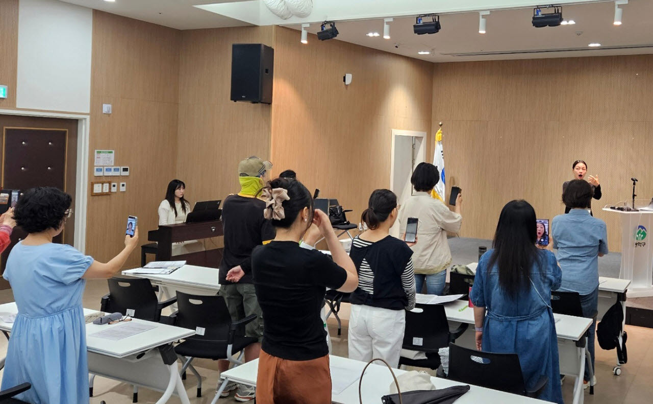 중장년 1인가구 합창단 ‘관악 싱글 하모니’ 활동사진. (사진=관악구)