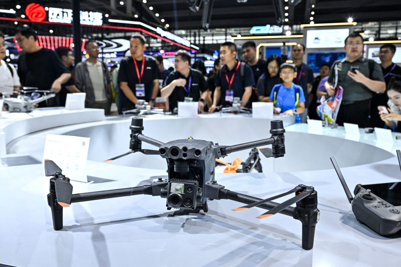 지난 5월 중국 선전에서 열린 드론세계대회에서 DJI 드론이 전시되어 있다. (사진=AFP)