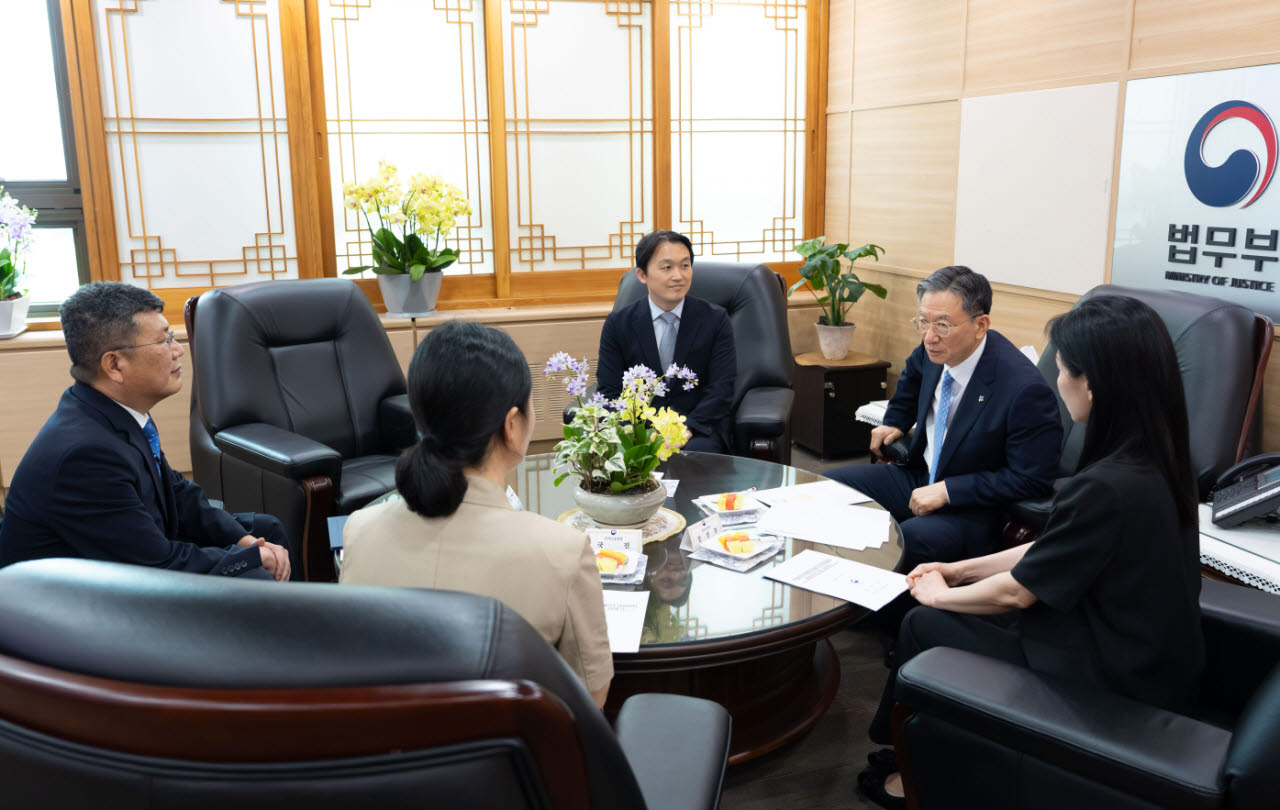 법무부는 지난 6월 친일반민족행위자재산조사위원회의 출범 준비를 담당할 설립준비단을 발족했다. 정성호(왼쪽에서 네 번째) 법무부 장관과 설립준비단 관계자들이 조사위원회에 대한 얘기를 나누고 있다. (사진= 법무부)